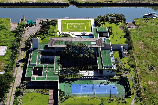 Neymar curte nova mansão em tarde de piscina com os amigos