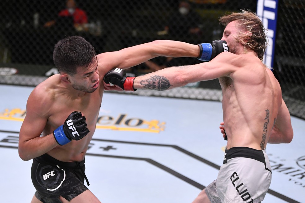 O duelo entre Billy Quarantillo e Tim Elliott foi escolhido a "Luta da Noite" do UFC: "Woodley x Burns" — Foto: Getty Images