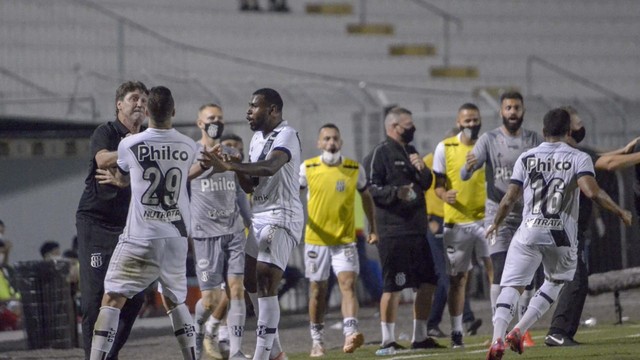 Jogadores da Ponte comemoram o gol com o técnico João Brigatti
