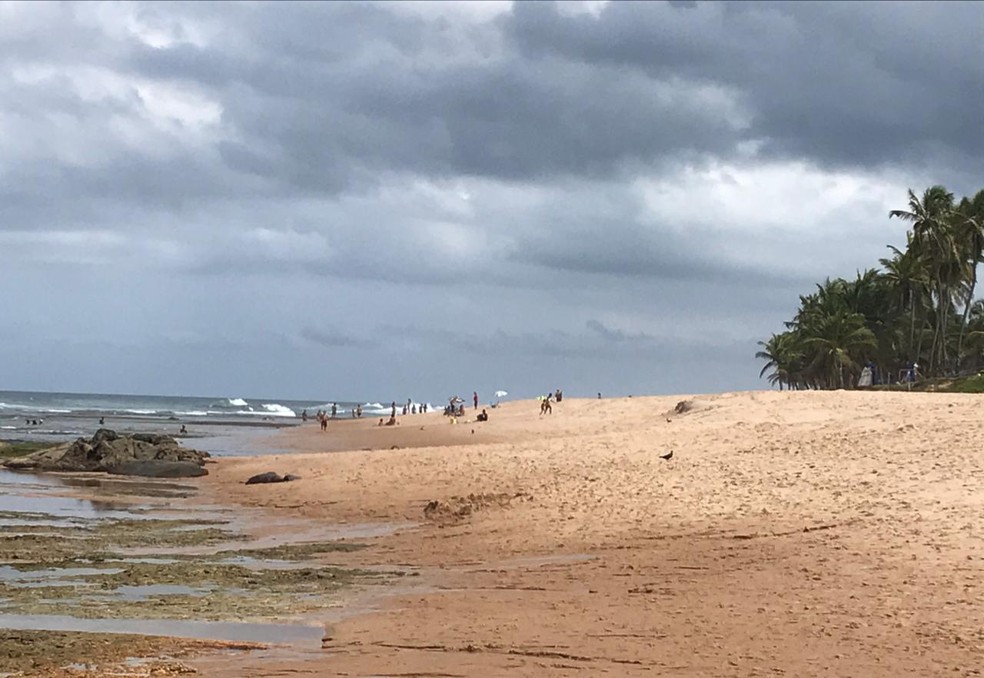 Praia de Stella Maris, em Salvador — Foto: Renan Pinheiro/TV Bahia