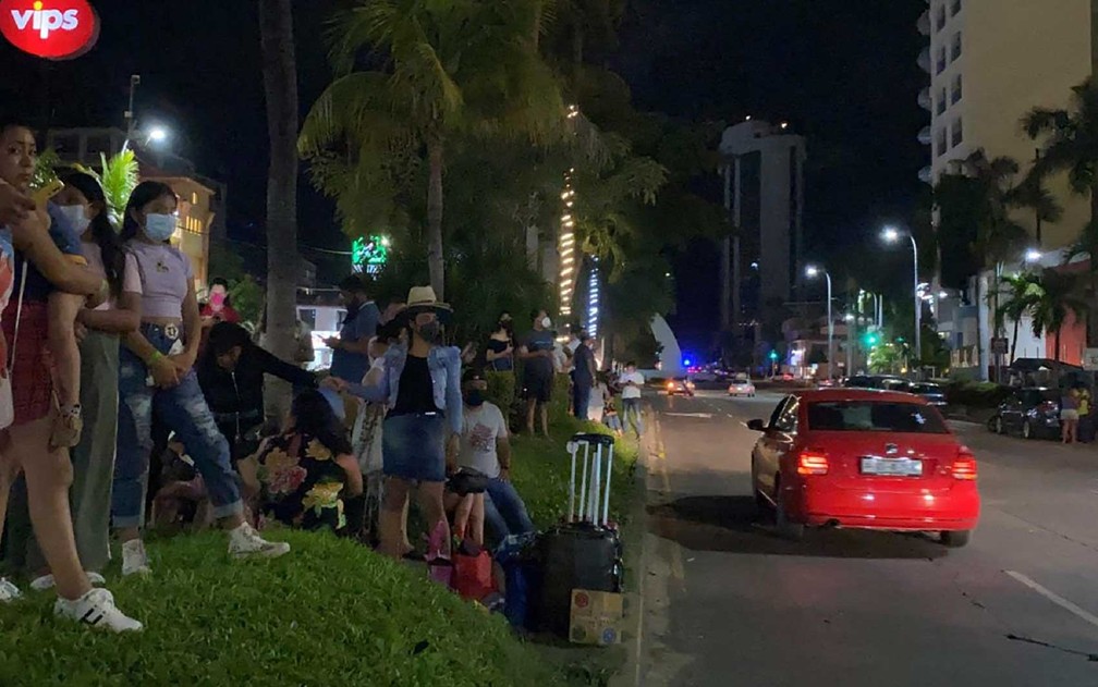 Turistas deixam hotel em Acapulco, no estado de Guerrero, após terremoto — Foto: Francisco Robles/AFP