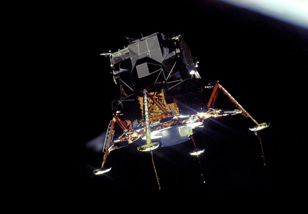 O Apollo 11, com Armstrong e Aldrin, prestes a pousar na Lua foi fotografado em órbita lunar a partir do Módulo de Comando e Serviço Columbia.  (Foto: NASA)