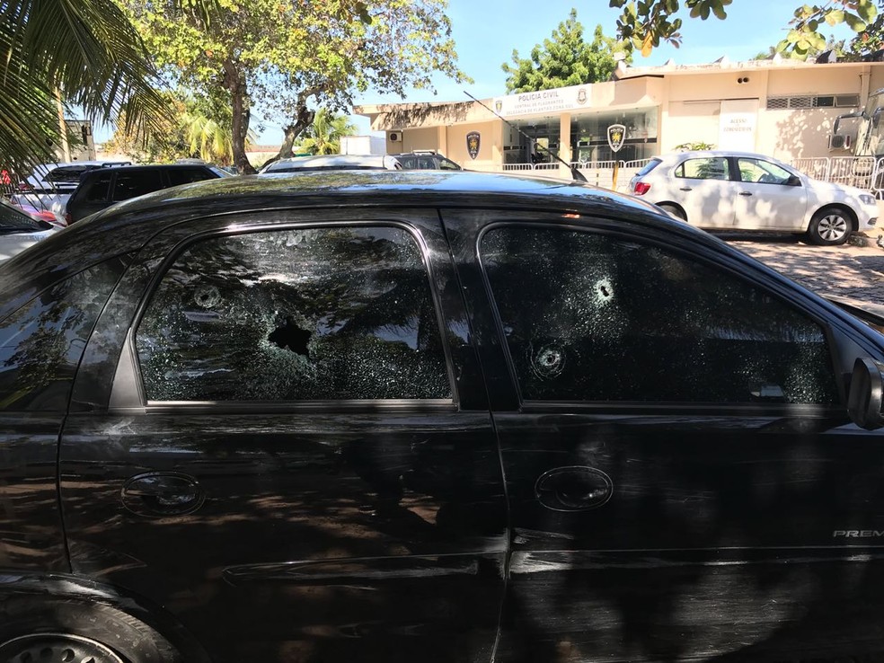 Carro foi utilizado pelos suspeitos durante a perseguição da polícia em Parnamirim (Foto: Kleber Teixeira/Inter TV Cabugi)