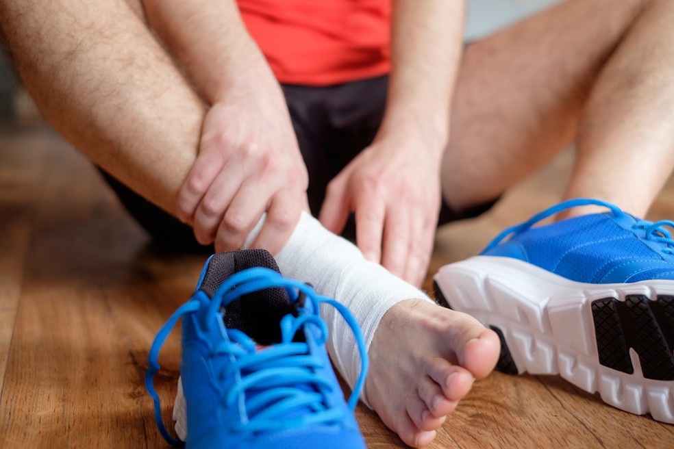 Cheque sempre os seus pés em busca de feridas após os exercícios, mesmo que seja uma leve caminhada — Foto: iStock Getty Images