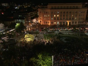 Caminhada chega à região do Campo da Pólvora, em frente ao Fórum Ruy Barbosa, em Salvador (Foto: Reprodução/TV Bahia)