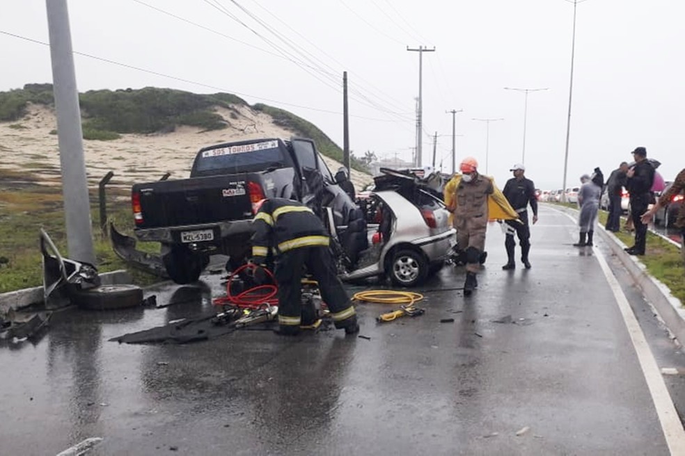 Corpo foi retirado do carro com ajuda de socorristas do Corpo de Bombeiros e do ServiÃ§o de Atendimento MÃ³vel de UrgÃªncia (SAMU) â Foto: KlÃªnyo GalvÃ£o/Inter TV Cabugi