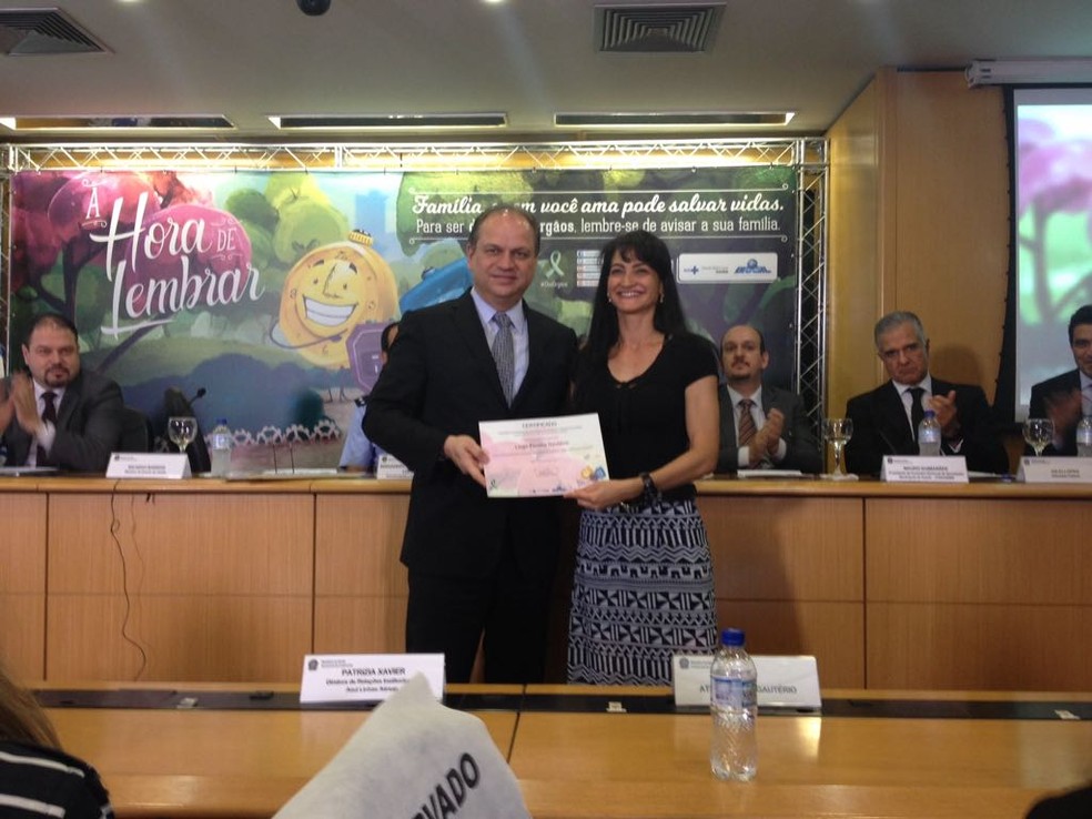 O ministro da saúde, Ricardo Barros, ao lado de Liége Gautério (Foto: Raquel Morais/G1)