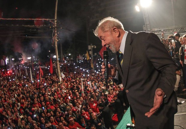 O ex-presidente Luiz Inácio Lula da Silva discursa para simpatizantes diante da Universidade Federal do Paraná (Foto: Reprodução/Facebook)