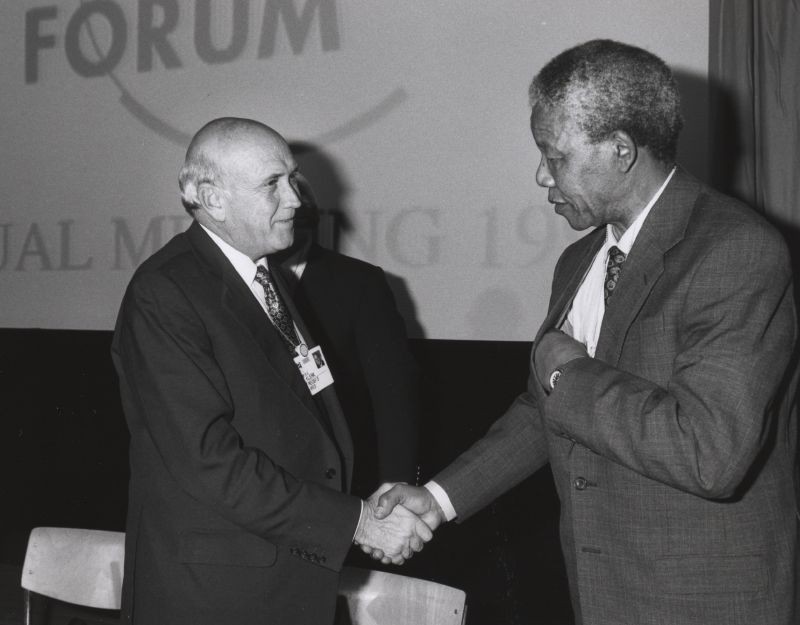 FW de Klerk e Nelson Mandela na Reunião Anual do Fórum Econômico Mundial em 1992 (Foto: Wikimedia Commons )