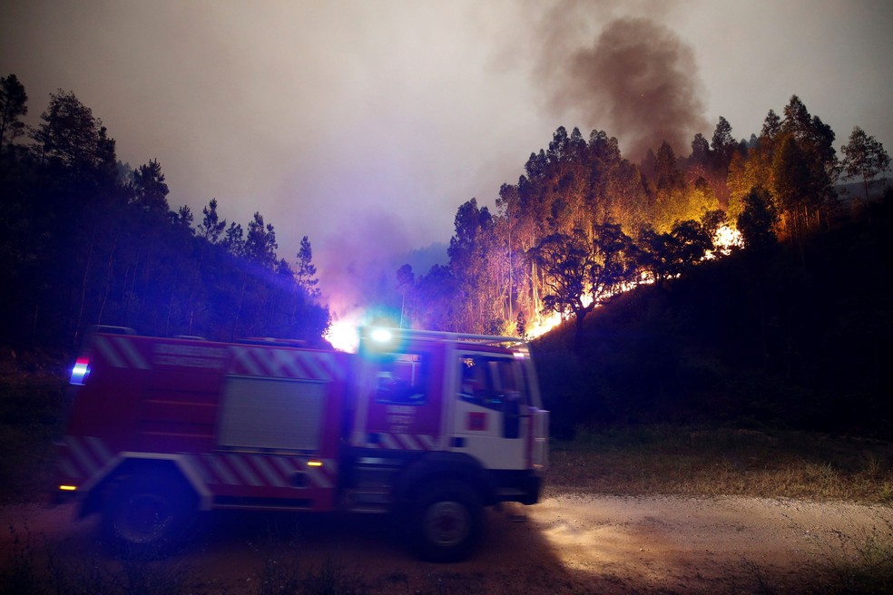 Bombeiros combatem incêndio na floresta perto de Bouca, na região central de Portugal (Foto: Rafael Marchante/ Reuters)