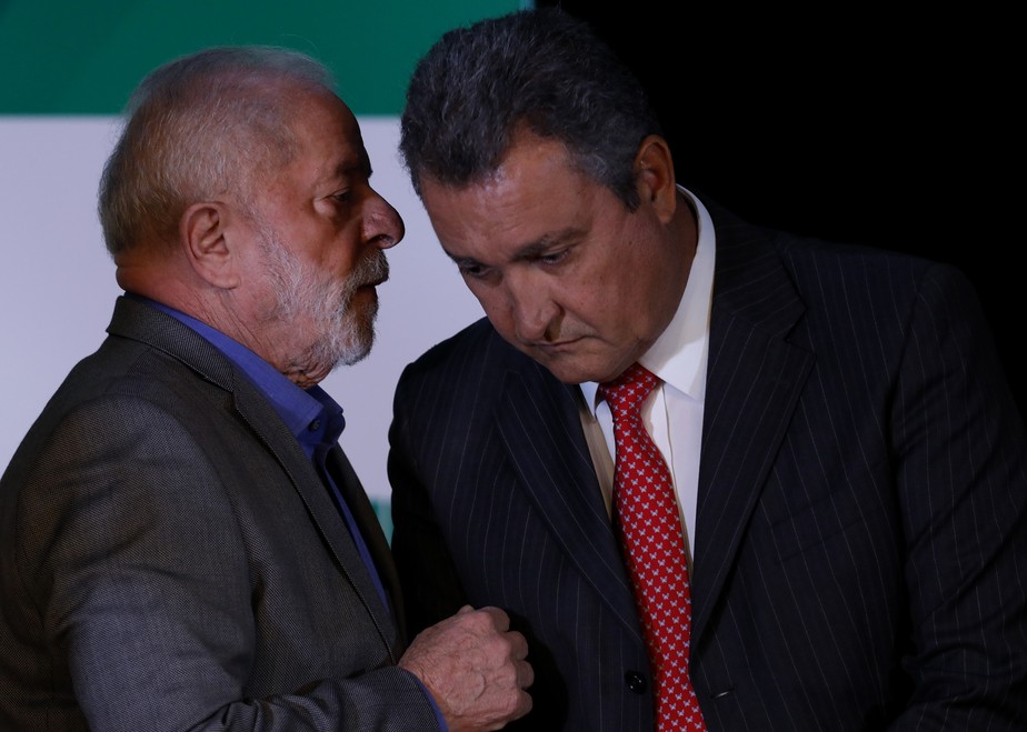 Presidente Lula fala ao pé do ouvido do ministro-chefe da Casa Civil, Rui Costa