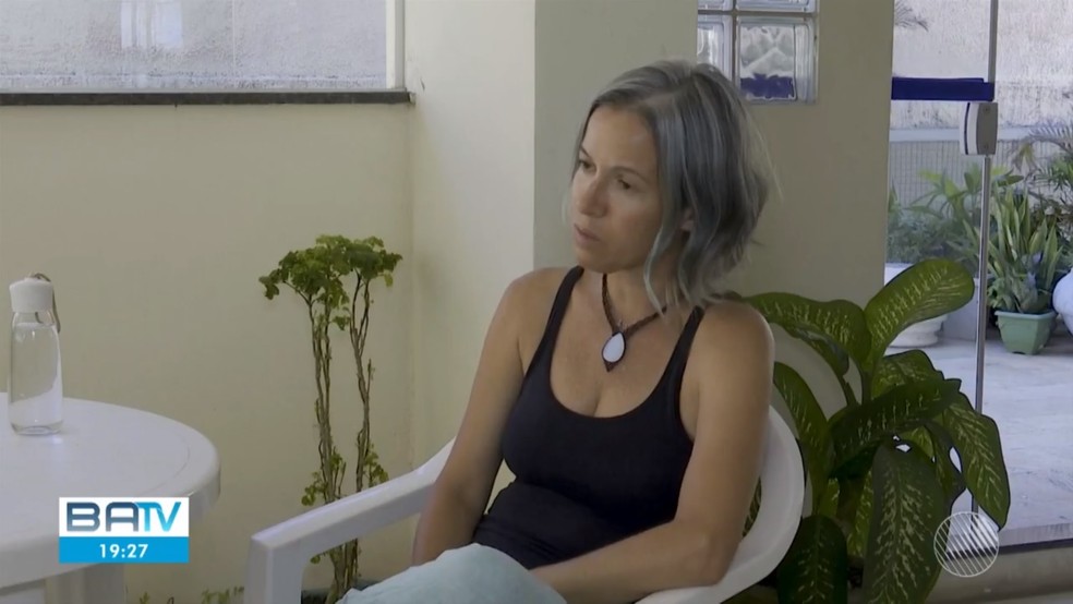 Ambientalista Claudia Santana passou mal quando estava trabalhando como voluntária recolhendo substâncias nas praia de Ilhéus — Foto: Reprodução/TV Santa Cruz