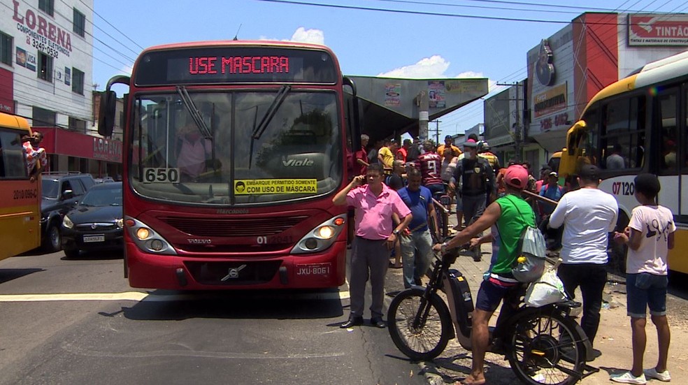 Suspeito de tentar assaltar &ocirc;nibus &eacute; agredido por passageiros e preso na  Zona Leste de Manaus | Amazonas | G1