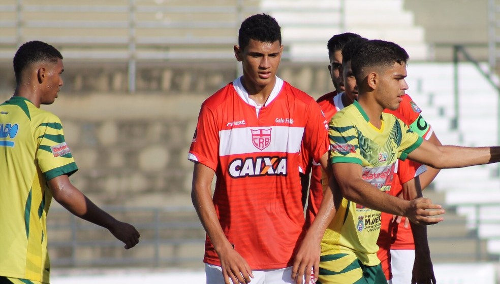 Olho Nele Aos 17 Anos Zagueiro Alan E Integrado Ao Elenco Profissional Do Crb Crb Ge