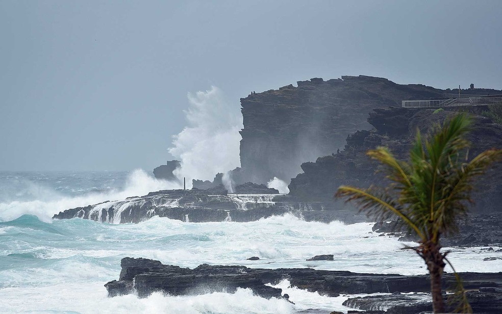 Grandes ondas batem na costa leste de Oahu, no HavaÃ­ (Foto: Hugh Gentry / Reuters)