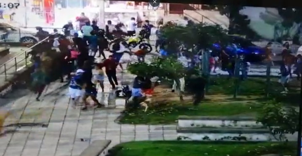 Momento em que multidão foge de disparos em praça pública em Crato — Foto: Reprodução