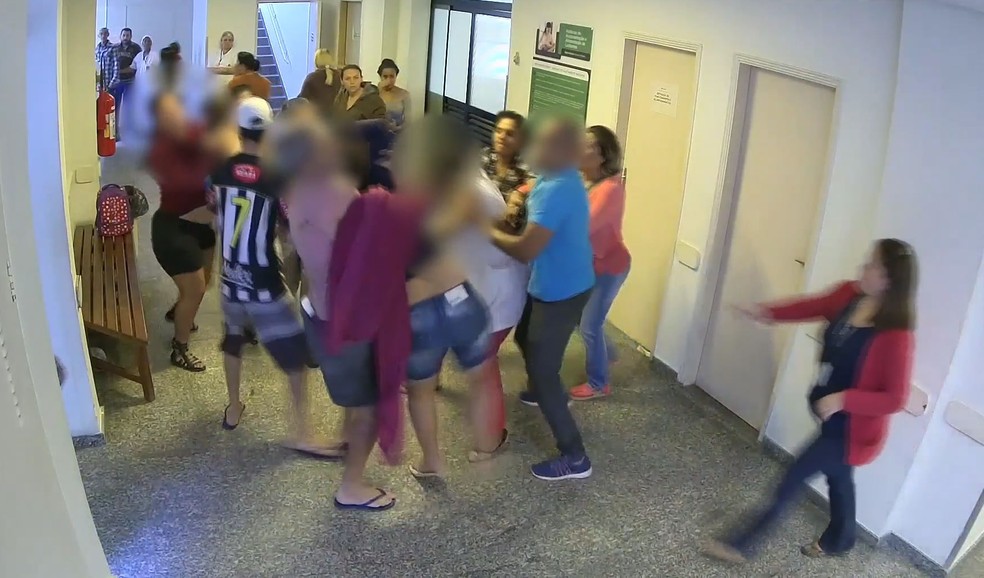 Minutos depois, jovem volta a atacar a funcionária no corredor (Foto: Divulgação/Prefeitura de Santos)