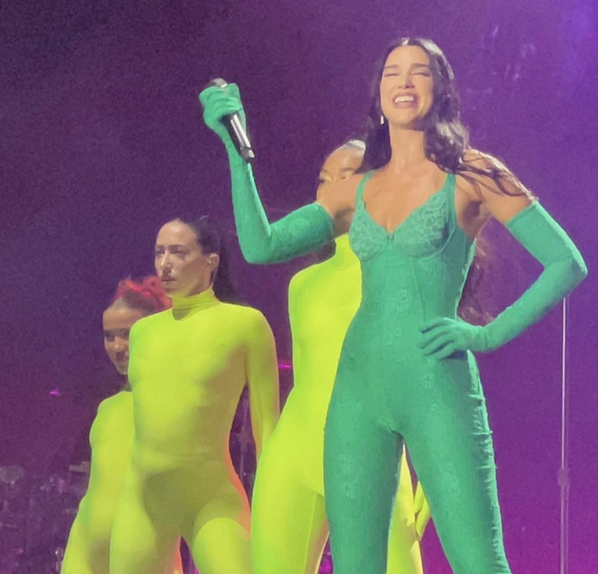 En un desfile en Sao Paulo, Dua Lipa viste de verde su vestuario;  El cantante se emocionó con los fanáticos brasileños |  Divertida