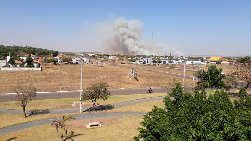 Fumaça do incêndio é vista de longe em Sapezal — Foto: Divulgação