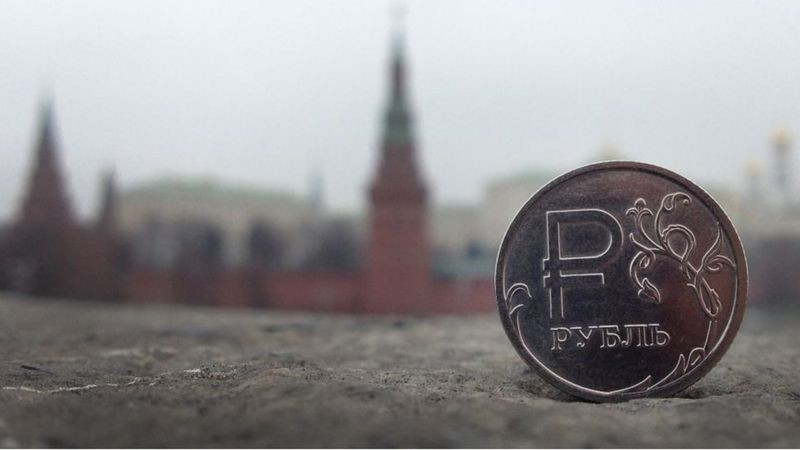 O rublo, a moeda russa, perdeu cerca de 40% de seu valor em relação ao dólar desde o início do ano (Foto: Getty Images via BBC News)