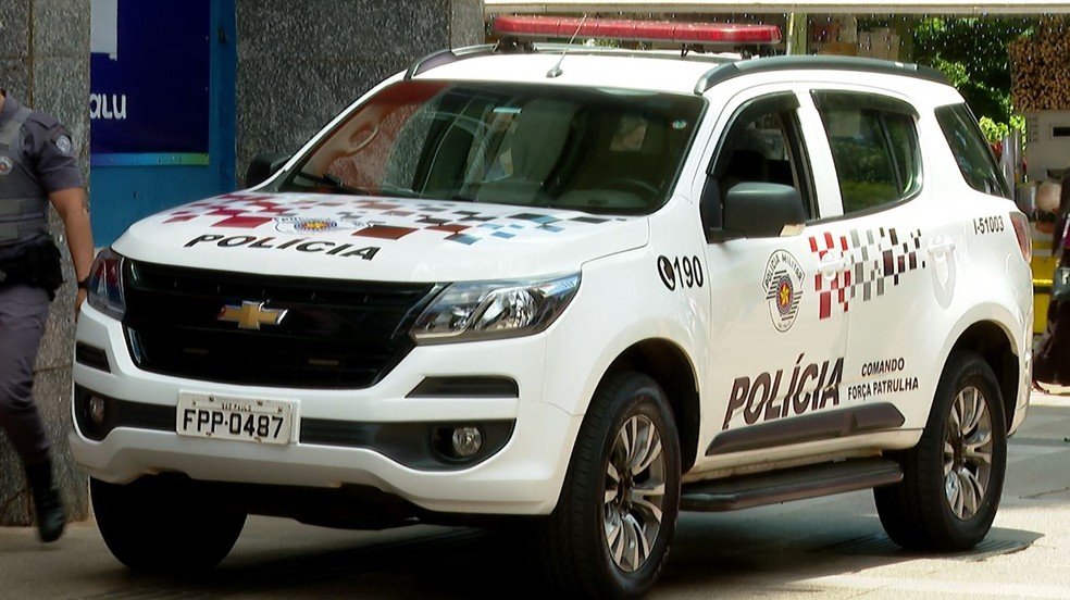 Viatura da Polícia Militar no Centro de Ribeirão Preto, SP calçadão — Foto: José augusto Júnior/EPTV