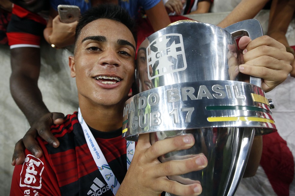 Reinier com a taça da Copa do Brasil Sub-17, título mais especial da carreira — Foto: Staff Images/Flamengo