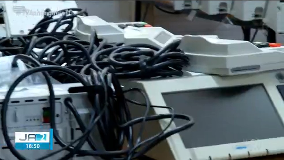 Urnas eletrônicas na central de distribuição do Tocantins — Foto: Reprodução/TV Anhanguera