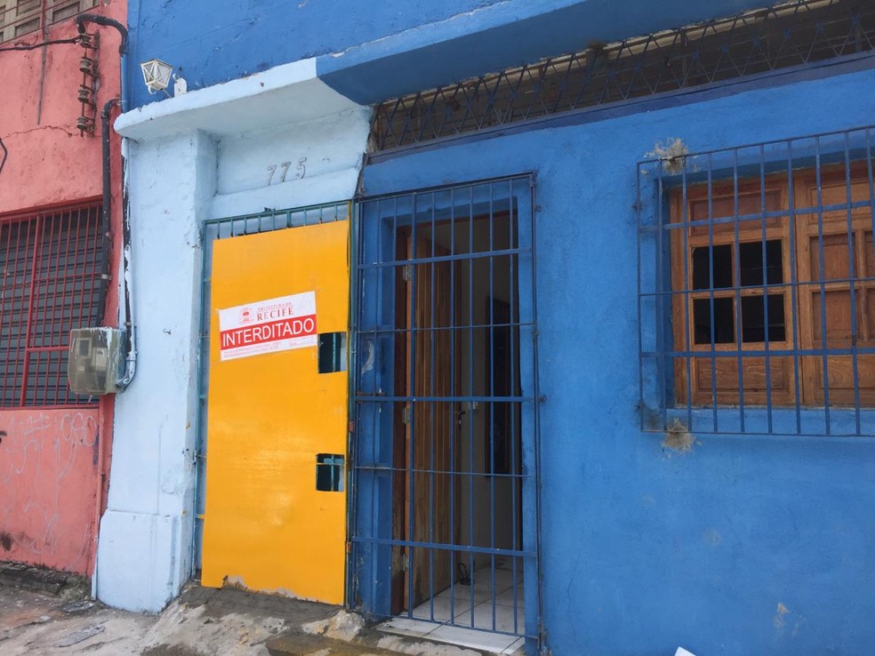 Im&oacute;vel que funcionaria como camarote no Galo da Madrugada foi interditado na Rua Imperial, regi&atilde;o central do Recife, nesta segunda-feira (25) &mdash; Foto: Arlene Carvalho/G1