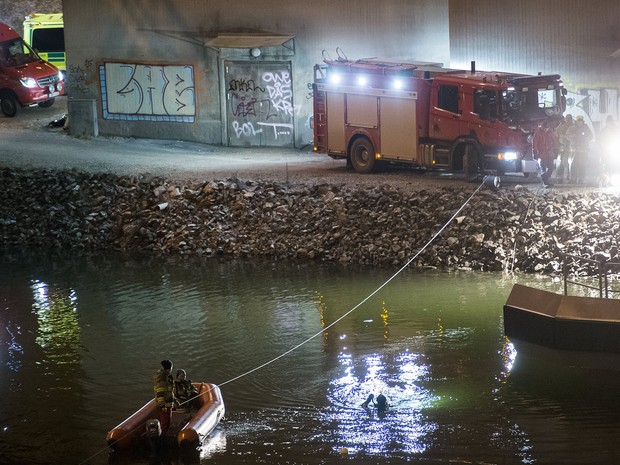 Equipe de resgate procura pelas vítimas do acidente que matou os integrantes da banda Viola Beach (Foto: Johan Nilsson/Reuters) Equipe de resgate procura pelas vítimas do acidente que matou os integrantes da banda Viola Beach (Foto: Johan Nilsson/Reuters)