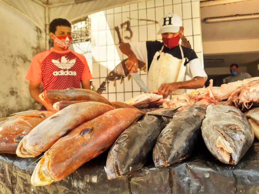 Apesar da pandemia, natalenses pretendem manter tradi&ccedil;&atilde;o de consumir peixes e frutos do mar &mdash; Foto: Lucas Cortez/Inter TV Cabugi