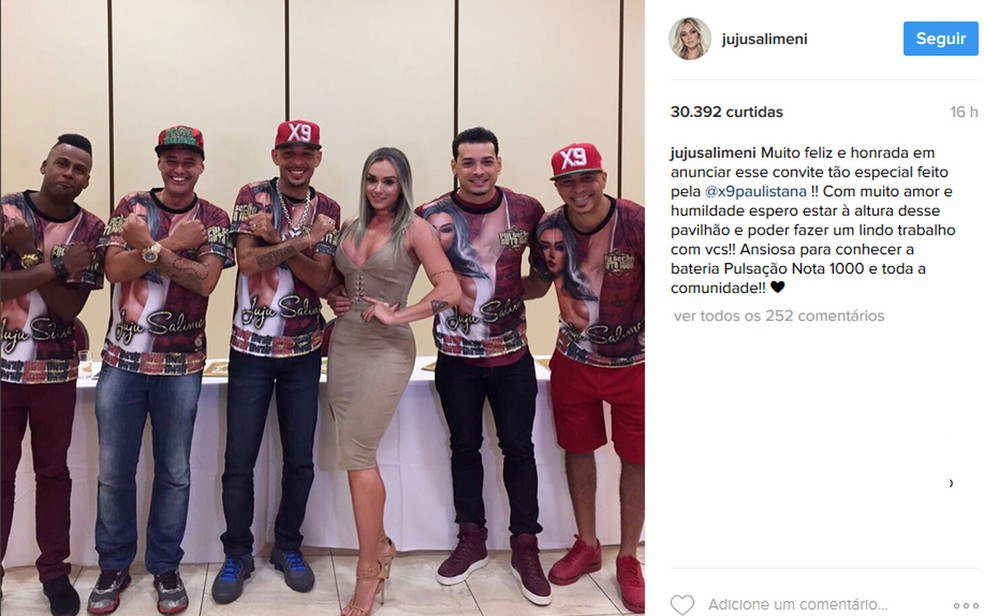 Juju posa para foto com integrantes da diretoria da X-9 Paulistana (Foto: Reprodução/Instagram/Juju Salimeni)