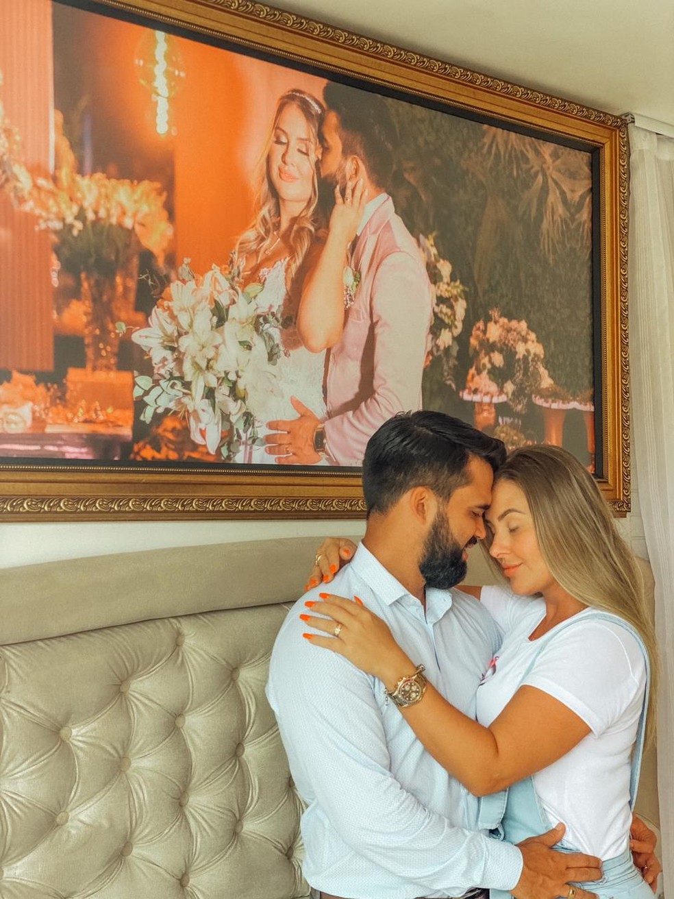 Quarto do casal tem uma foto gigante do casamento acima da cama  — Foto: Arquivo pessoal