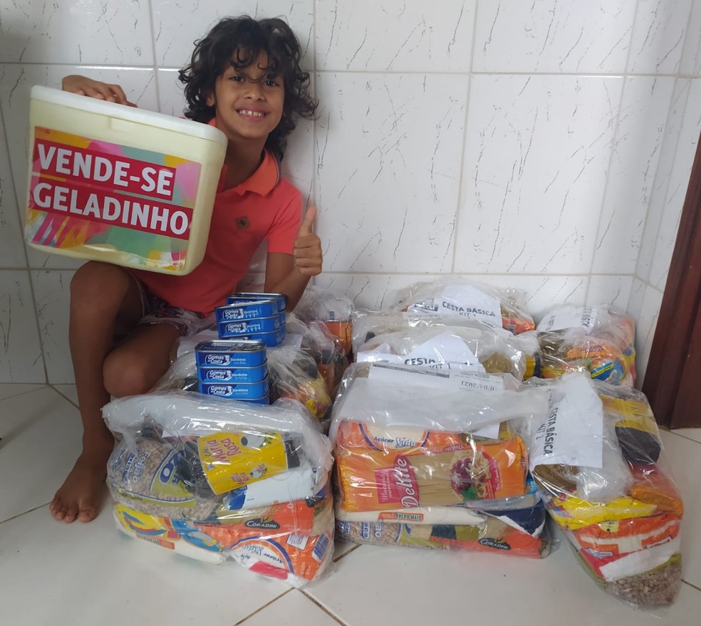 Samuel Soares juntou dinheiro com venda de 'geladinhos' e doou cestas básicas para famílias carentes — Foto: Arquivo Pessoal