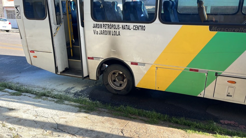 Micro-ônibus teve princípio de incêndio na manhã desta quarta-feira (12) em Natal — Foto: Vinícius Marinho/Inter TV Cabugi