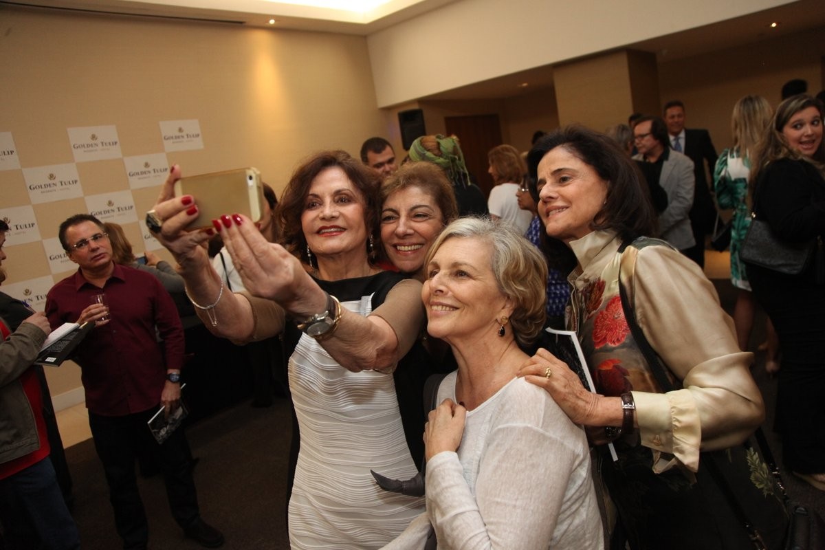 Atrizes posam para selfie (Foto: Claudio Andrade e Gabriela Andrade/Foto Rio News)