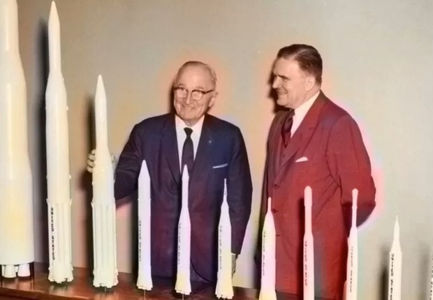 James E. Webb mostra modelos de foguetes ao presidente Harry S. Truman durante visita à recém-inaugurada sede da Nasa (Foto: GETTY IMAGES via BBC Brasil)