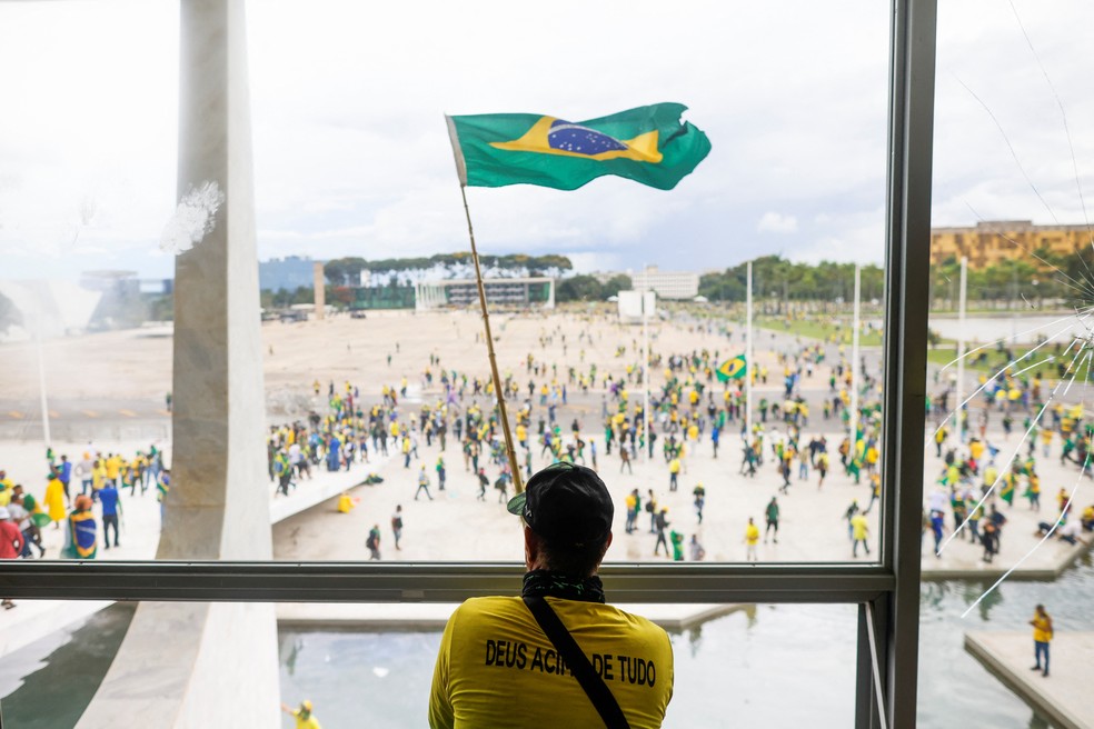 Radical segura bandeira do Brasil durante invasão ao Congresso em Brasília. — Foto: REUTERS/Adriano Machado