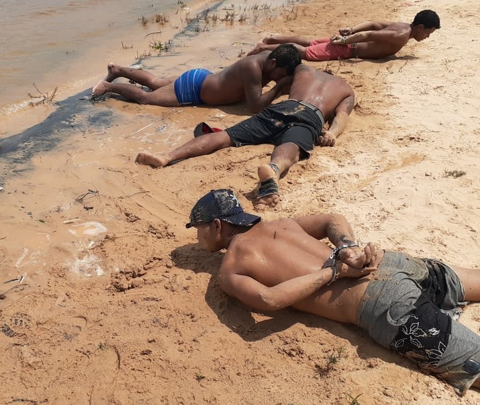 Suspeito de estuprar moça em coma alcoólico, quatro são presos em flagrante à luz do dia em praia no interior do AM — Foto: Divulgação/PM-AM