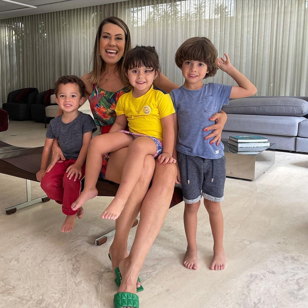 A musa com os netinhos: Tom, Maria Luiza e Thiago   Foto: Reproduo Instagram