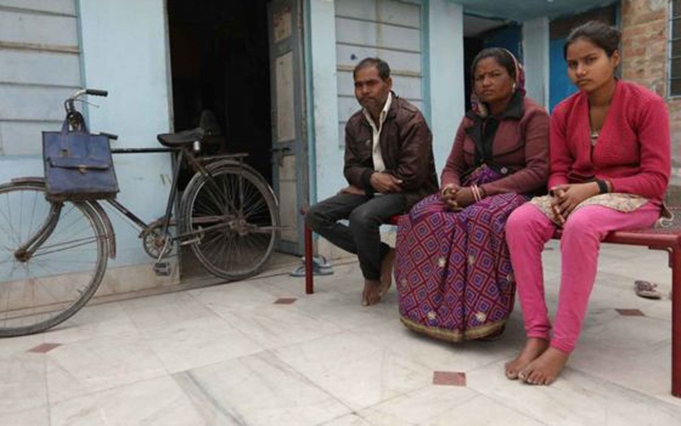 Em famílias pobres como a de Monika, somente as filhas mais velhas recebem educação formal  (Foto: Peter Leng/Neha Sharma/BBC)