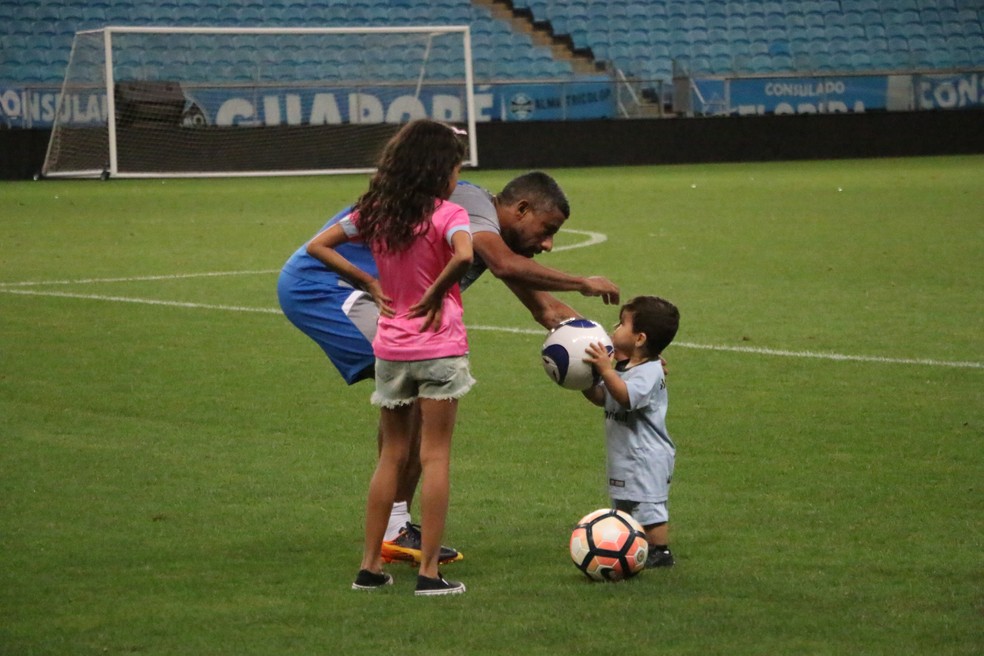 Tranquilidade em família: Léo Moura levou os filhos Isabella e Lucca ao treino nesta segunda-feira (Foto: Eduardo Deconto)