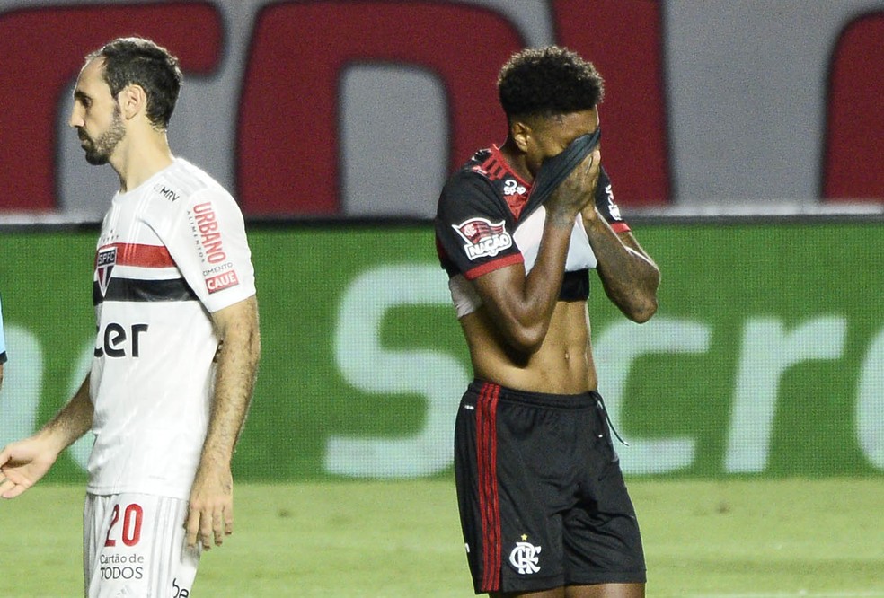 Vitinho lamenta pênalti perdido São Paulo x Flamengo — Foto: Marcos Ribolli