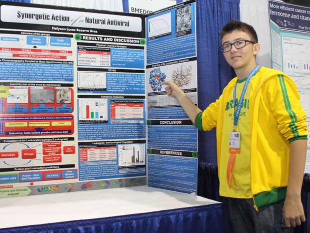 O estudante Helyson Lucas Bezerra apresentando seu projeto na feira de ciências Intel ISEF, em Pittsburg, nos Estados Unidos, em maio deste ano (Foto: Arquivo pessoal)