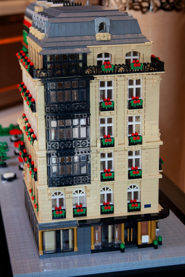 Miniatura em Lego do Hotel Plaza Athénée (Foto: reprodução)