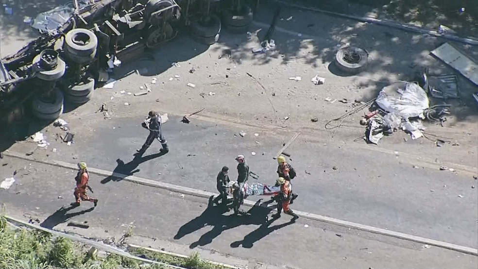 Bombeiros resgatam vítima de acidente na BR-020, no Entorno do DF (Foto: TV Globo/Reprodução)