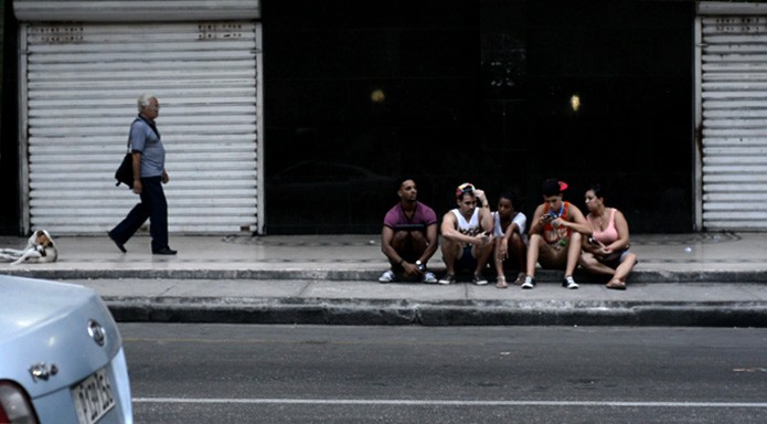 Turma de jovens no Boulevard San Rafael (Foto: Giordano Tronco)