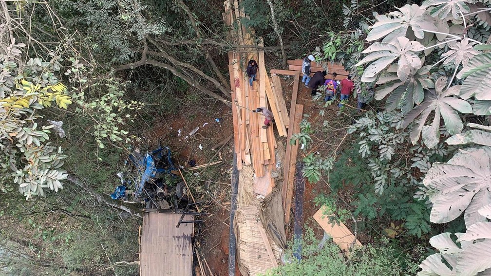 Caminhão cai de viaduto na BR-381, em João Monlevade; segundo a PRF, três  pessoas morreram | Minas Gerais | G1