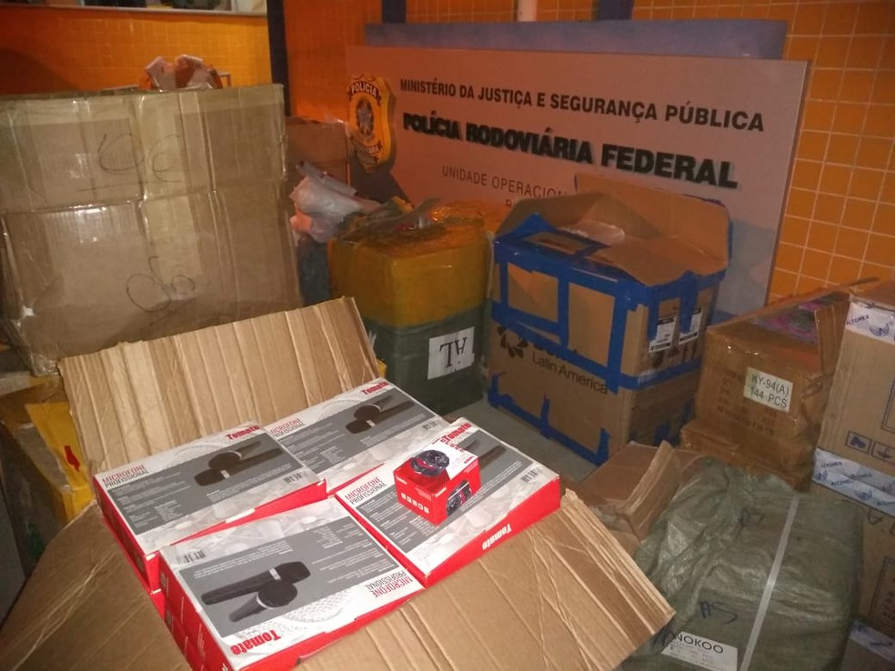 PRF apreendeu vÃ¡rias caixas com produtos contrabandeados no km 560 da BR-316, no MaranhÃ£o â Foto: DivulgaÃ§Ã£o/PRF
