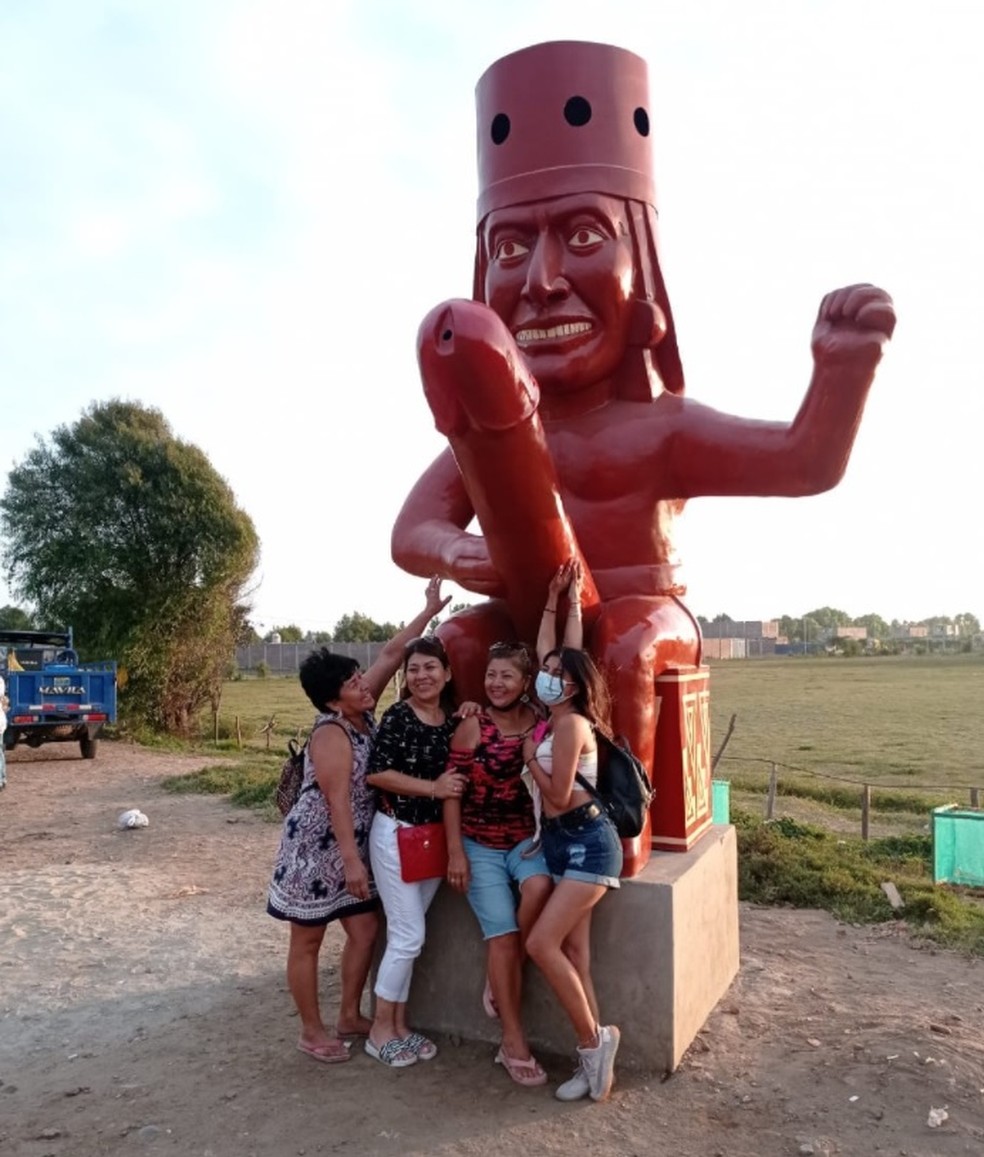 Monumento que representa vaso da tradicional cultura mochica chamou a atenção nas redes sociais por seu imenso pênis — Foto: Reprodução/Facebook/Prefeitura de Moche