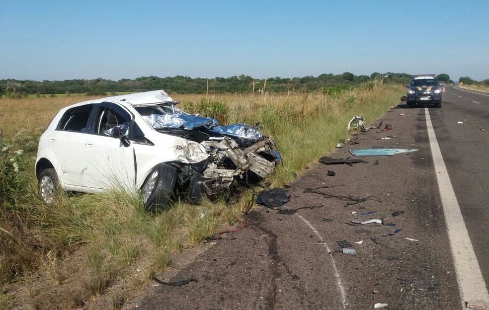 Carro ficou destruÃ­do apÃ³s colisÃ£o com carreta em SÃ£o Pedro do Sul (Foto: PRF/ DivulgaÃ§Ã£o)